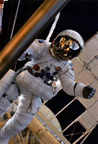 Skylab_3_-_Alan_Bean_during_EVA