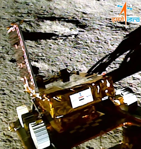 Rover_first_movement_with_Indian_emblem_and_flag