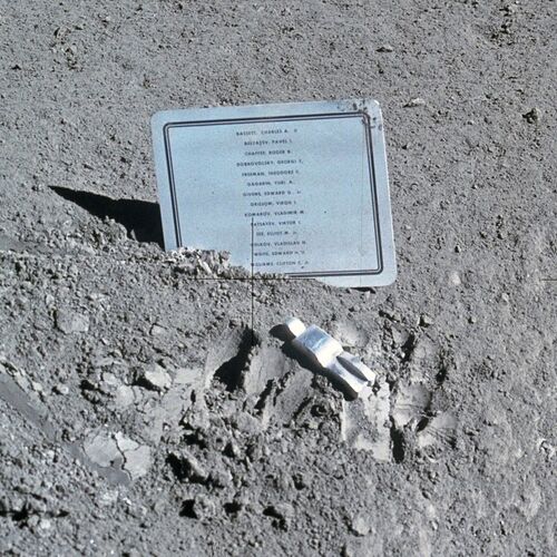 1200px-Fallen_Astronaut