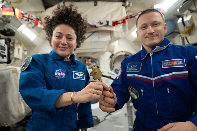 iss074e0835303